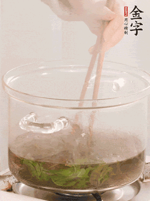 香椿焯水，變色后撈出，切成小段