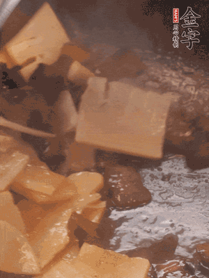 熱油起鍋，下醬油肉煸炒出香味