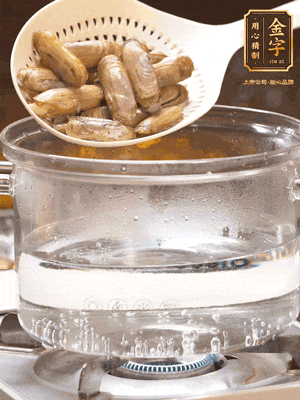 煮一鍋沸水，下蟶子汆燙30秒，撈出浸入冰水，取出蟶子肉