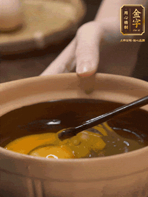 雞蛋打入砂鍋，充分打勻，1.5倍的溫水加一勺鹽，倒入蛋液中，攪拌均勻后用勺子舀去表面浮沫