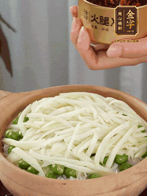 到水微干，放上豌豆、茭白絲。
