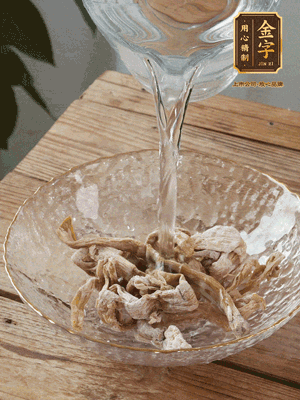 筍干提前泡發(fā)1晚切段，冬瓜去皮切塊。