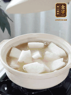 最后下冬瓜繼續(xù)燉煮10分鐘，撒上蔥花點(diǎn)綴。