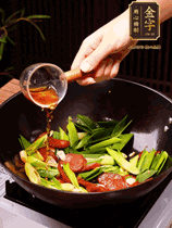 下蒜苗炒軟，沿鍋邊烹入一勺料酒，加醬油、蠔油、白糖調(diào)味炒勻