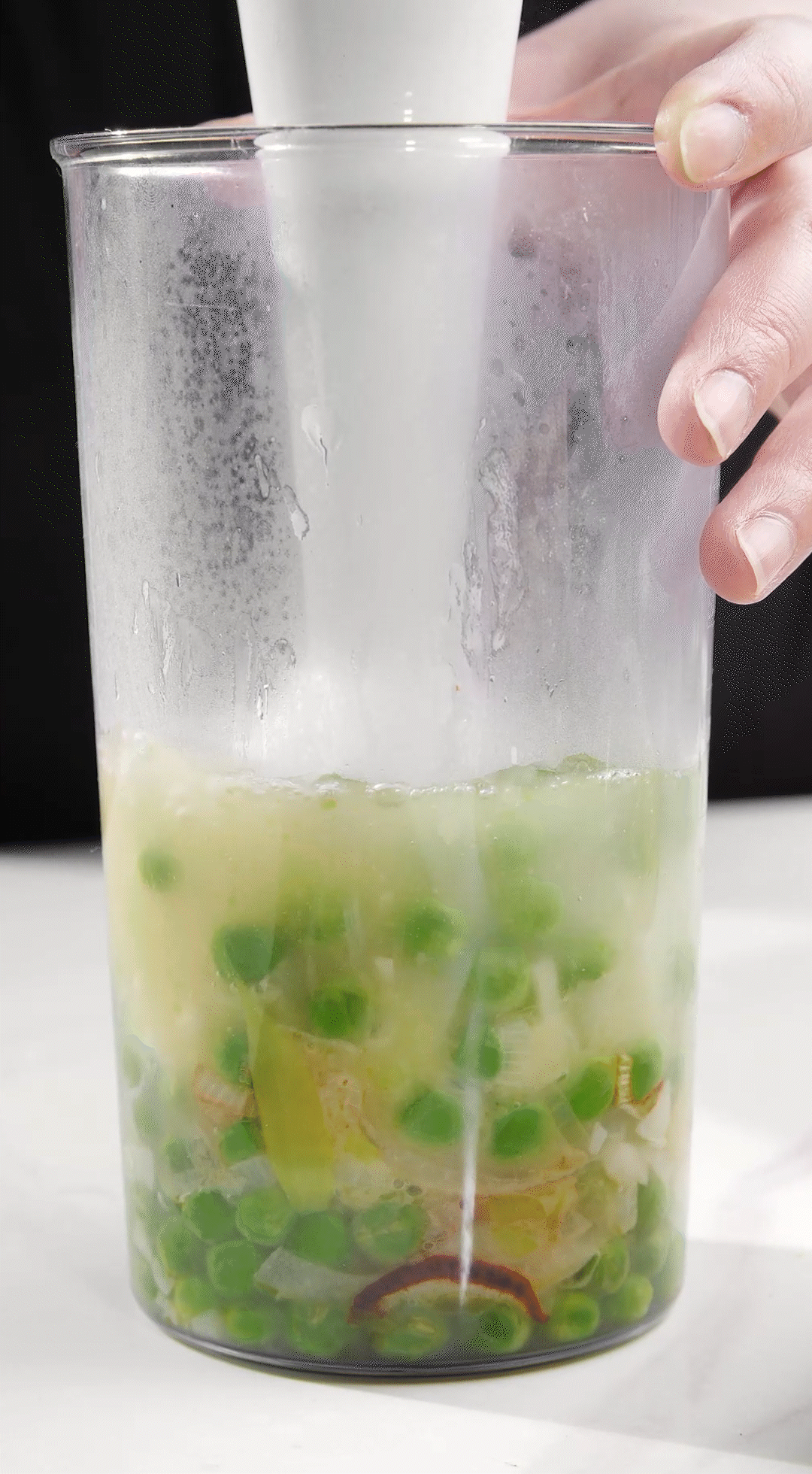 炒好的蔬菜+高湯或熱水，倒入破壁機攪打細膩絲滑即可。