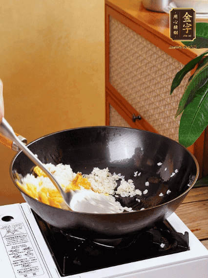 3個(gè)雞蛋攪成蛋液，下鍋煎至5成熟